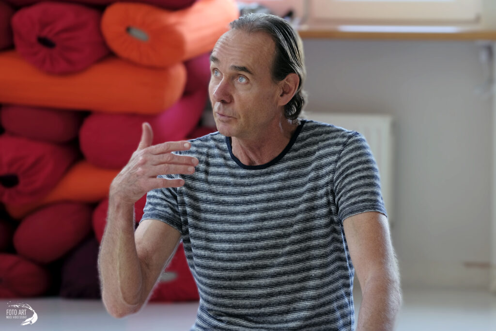 Warsztat z Clausem Grzesch - “Pięć Pran (Vaju) w praktyce asan i pranayamy”                                                                                                                        10-12.04.2026. Szczecin